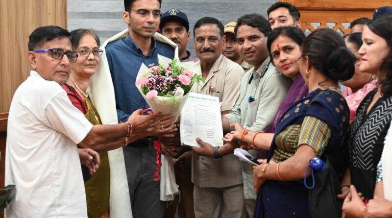 भू-कानून अभियान के सदस्यों ने किया जिलाधिकारी देहरादून को सम्मानित