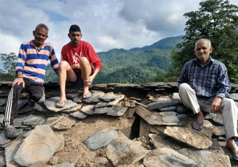 दिवोगी: रिटायर्ड शिक्षक दान सिंह बिष्ट के मकान पर रात्रि में अज्ञात जानवर ने किया हमला, गॉव मे भय का माहौल