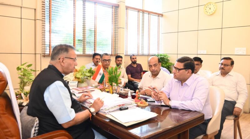 मसूरी विधानसभा क्षेत्र में सिंचाई विभाग की योजनाओं की समीक्षा करते कैबिनेट मंत्री गणेश जोशी