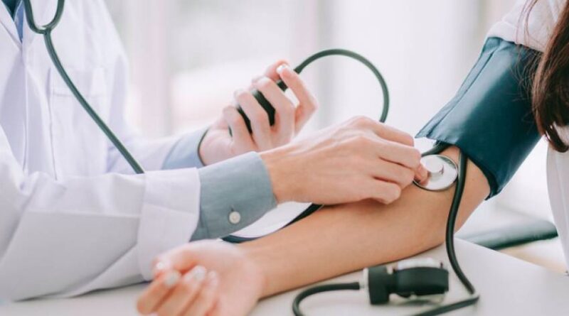 हाई ब्लड प्रेशर को करना चाहते हैं कंट्रोल, तो इन योगासनों का करें अभ्यास, मिलेगा फायदा