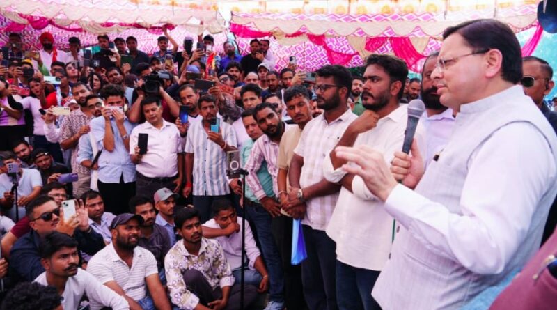 धरना स्थल पर अभिभावक की तरह पहुंचे सीएम धामी- युवाओं को दिया भरोसा, भर्ती प्रकरण की होगी CBI जांच, मुकदमें भी होंगे वापस