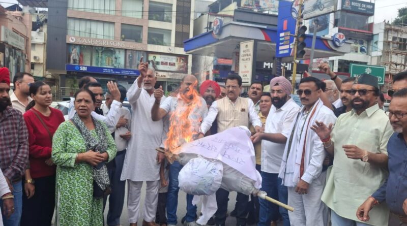 जॉर्ज एवरेस्ट पार्क आवंटन घोटाले के खिलाफ कांग्रेस ने प्रदेश भर में प्रदर्शन कर राज्य सरकार का फूंका पुतला