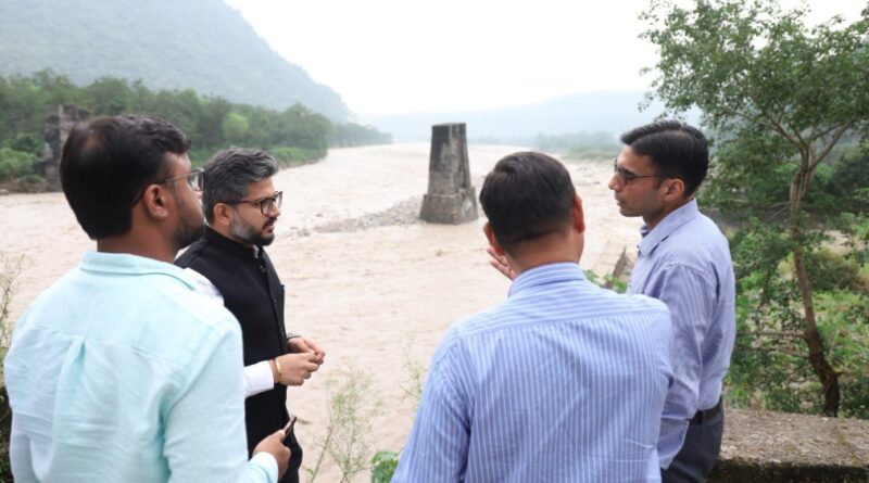 डीएम सविन बंसल ने मालदेवता, खैरी धनौला, किसनपुरी बांडावाली और कोठालगेट के पुलों व सड़कों का किया निरीक्षण