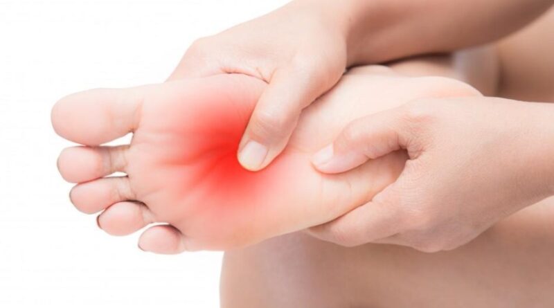 पैरों में दर्द क्यों होता है? विटामिन की कमी और घरेलू उपाय