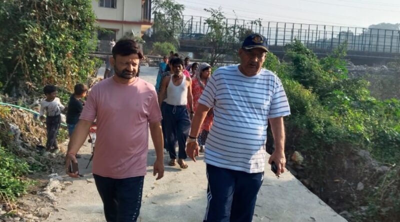 कैबिनेट मंत्री गणेश जोशी ने किया क्षतिग्रस्त सड़क का निरीक्षण, अधिकारियों को दिए पुनर्निर्माण के निर्देश