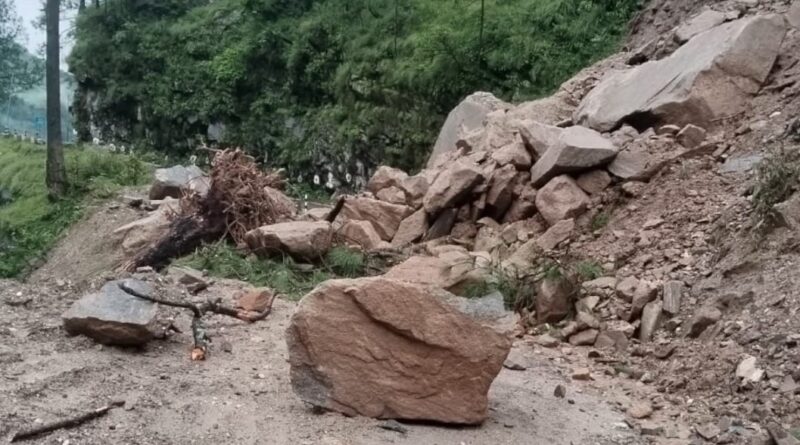 यमुनोत्री हाईवे 19वें दिन भी बंद, खच्चरों के सहारे पहुंचाई जा रही जरूरी सामग्री