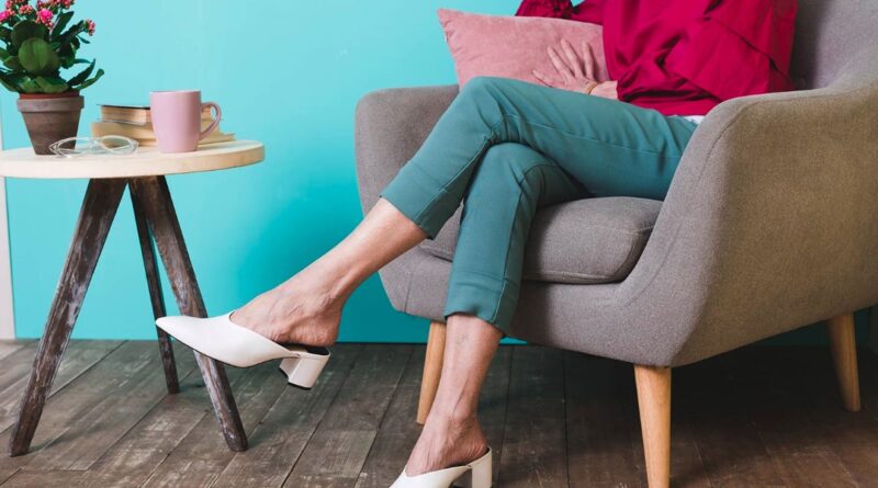 पैर क्रॉस करके बैठना क्यों है सेहत के लिए खतरनाक? आइये जानते हैं