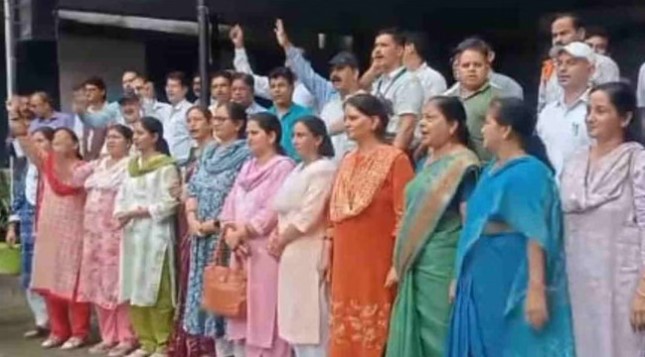 पदोन्नति और तबादलों में देरी से भड़के शिक्षक, देहरादून में सीएम आवास कूच