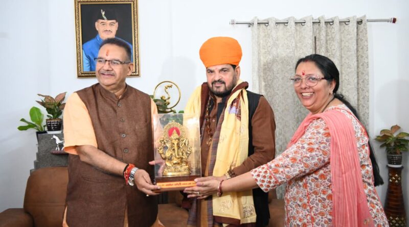 कैबिनेट मंत्री गणेश जोशी ने अपने आवास पर पूर्व सांसद बृजभूषण शरण सिंह का किया स्वागत