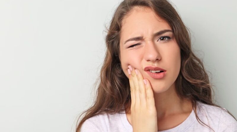 मसूड़ों में सूजन या दांत टूट रहे हैं? यह सिर्फ डेंटल नहीं—हड्डियों की बीमारी का भी हो सकता है संकेत