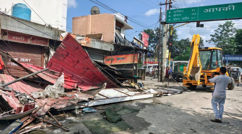 ट्रांसपोर्ट नगर में अतिक्रमण पर चला एमडीडीए और नगर निगम का संयुक्त बुलडोजर, दुकानों से हटाया गया अतिक्रमण