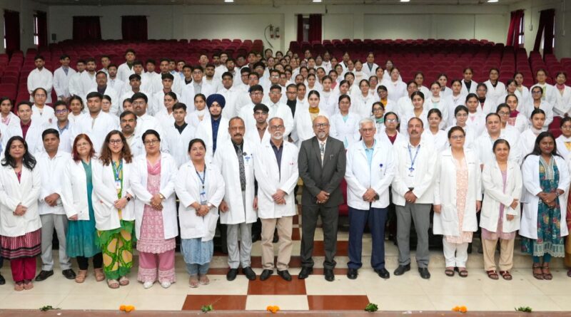 एस.जी.आर.आर.आई.एम.एण्ड एच.एस. के नव आगुंतक छात्र-छात्राओं की वाईट कोट सैरेमनी व चरक शपथ सम्पन्न