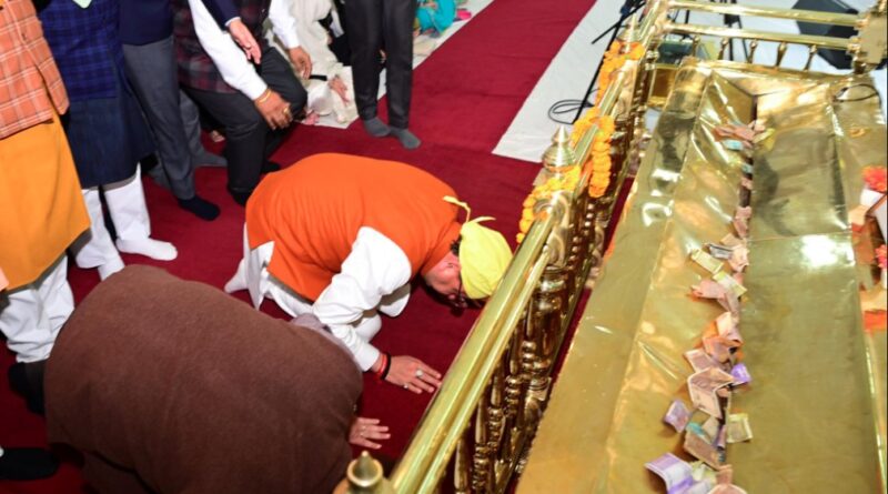 गुरु तेग बहादुर के 350वें बलिदान दिवस पर मुख्यमंत्री धामी ने गुरुद्वारा साहिब में टेका मत्था
