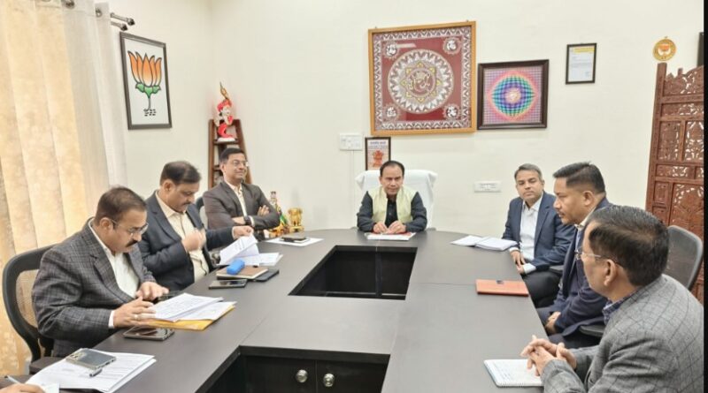 सड़क परियोजनाओं की प्रगति की समीक्षा, विभागों को तेजी से काम पूरा करने के निर्देश