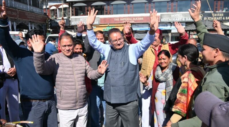 बिहार विधानसभा चुनाव में भाजपा की ऐतिहासिक जीत पर कैबिनेट मंत्री गणेश जोशी ने मसूरी में मनाया जीत का जश्न