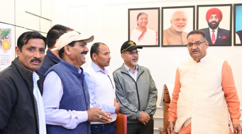 ग्राम्य विकास मंत्री गणेश जोशी से खत्याड़ी गांव प्रतिनिधिमंडल ने की मुलाकात