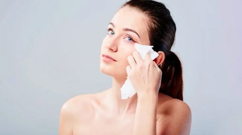 वेट वाइप्स से चेहरे की सफाई करना पड़ सकता है भारी, जानें इसके नुकसान