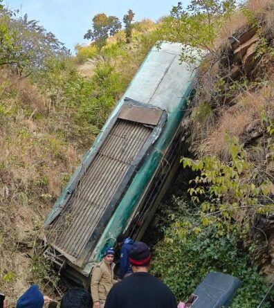 अल्मोड़ा में यात्रियों से भरी बस खाई में गिरी, करीब 7 लोगों की मौत, कई घायल