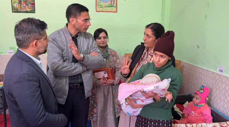 जिलाधिकारी ने नारी निकेतन का किया औचक निरीक्षण