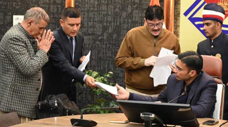 जनता दर्शन में 176 शिकायतें दर्ज, डीएम ने कई मामलों का मौके पर किया निस्तारण