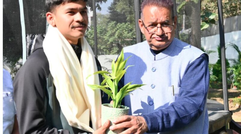 कैबिनेट मंत्री गणेश जोशी ने माउंट एवरेस्ट फतह करने वाले वीरेंद्र सिंह सामंत का किया सम्मान