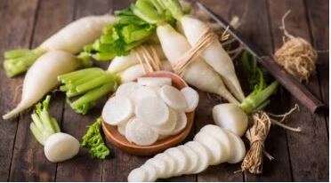 सर्दियों में मूली खाने के फायदे कई, लेकिन इन चीज़ों के साथ बिल्कुल न करें सेवन, बढ़ सकती हैं पाचन समस्याएं