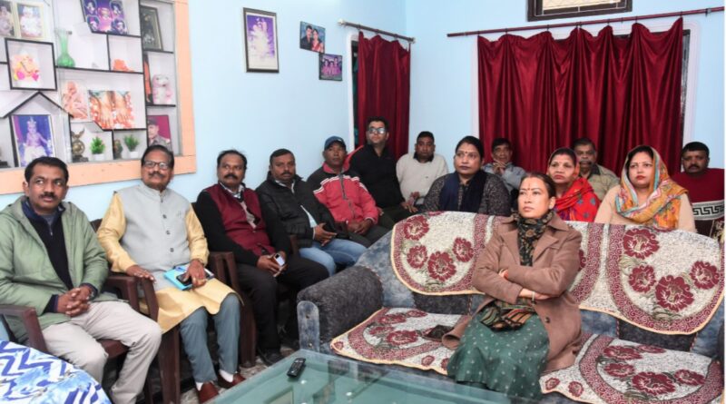 कैबिनेट मंत्री रेखा आर्या ने कार्यकर्ताओं संग सुना ‘मन की बात’ कार्यक्रम